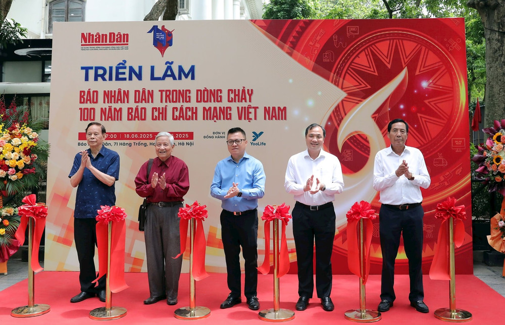 Đồng chí Lê Quốc Minh, Ủy viên Trung ương Đảng, Tổng Biên tập Báo Nhân Dân, Phó Trưởng ban Tuyên giáo và Dân vận Trung ương, Chủ tịch Hội Nhà báo Việt Nam (đứng chính giữa), đồng chí Hoàng Trung Dũng, Ủy viên Ban Chấp hành Trung ương Đảng, Tổng Biên tập Tạp chí Cộng sản (thứ hai, từ phải sang) cùng các đồng chí nguyên Tổng Biên tập Báo Nhân Dân cắt băng khai mạc Triển lãm. (Ảnh KHIẾU MINH)