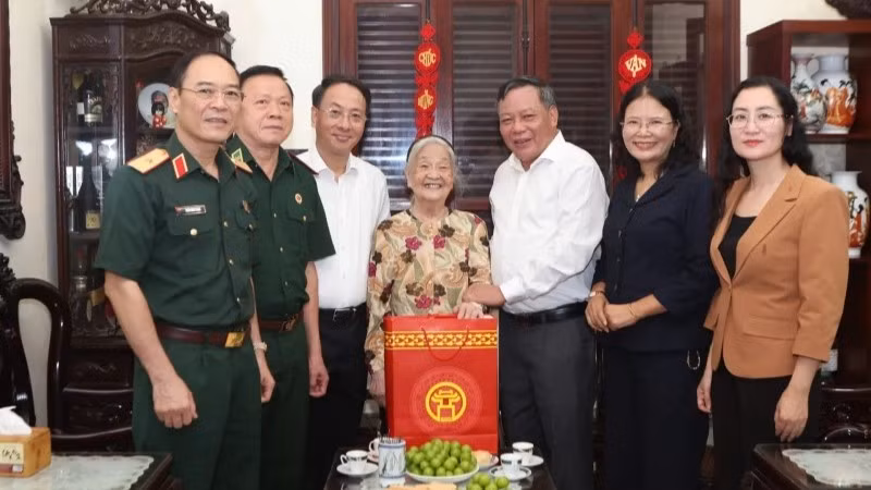 Lãnh đạo Thành ủy Hà Nội đi thăm, tặng quà gia đình chính sách, người có công tiêu biểu tại phường Đống Đa.