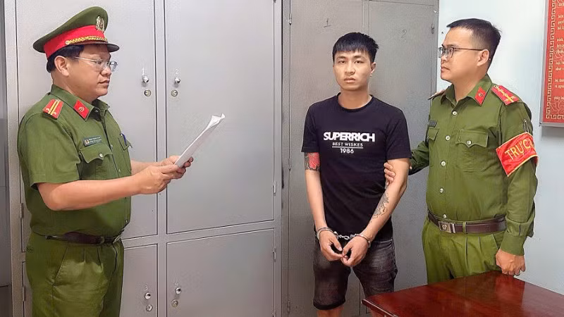 Đối tượng Phan Hồng Thiện tại Cơ quan điều tra. (Ảnh: Công an cung cấp)