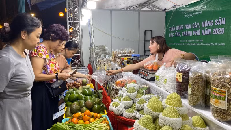 Các sản phẩm trái cây, nông sản, sản phẩm OCOP các vùng miền thu hút người tiêu dùng Thủ đô.