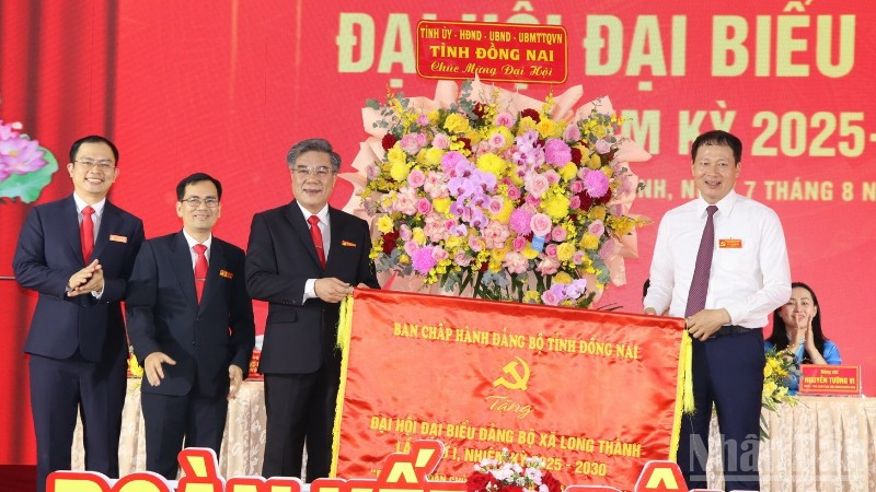 Bí thư Tỉnh ủy Đồng Nai Vũ Hồng Văn tặng bức trướng của Ban Chấp hành Đảng bộ tỉnh tại Đại hội. ndo_br_3-resize-5149.jpg