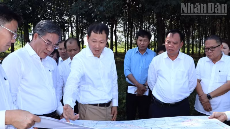 Lãnh đạo Tỉnh ủy, Ủy ban nhân dân tỉnh Đồng Nai khảo sát khu vực quy hoạch đô thị sân bay Long Thành.