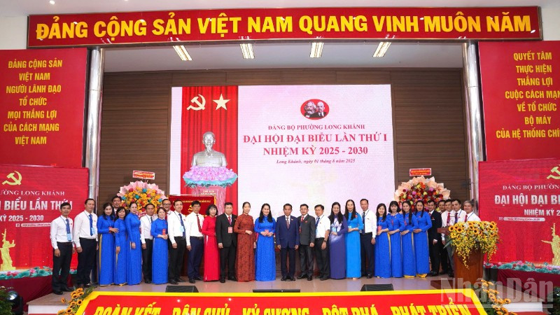 Lãnh đạo tỉnh Đồng Nai cùng các đại biểu chụp ảnh lưu niệm. ndo_br_z6863523154927-e89032d970e172082355181bf4935afb-673.jpg