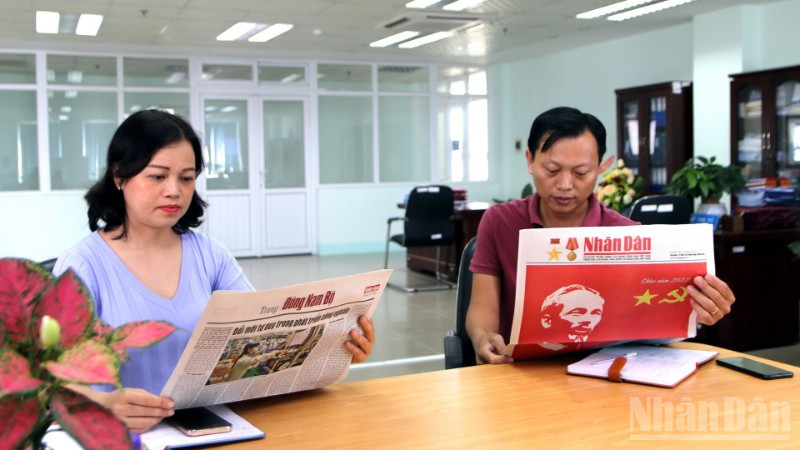 Cán bộ ở Đồng Nai đọc Báo Nhân Dân.