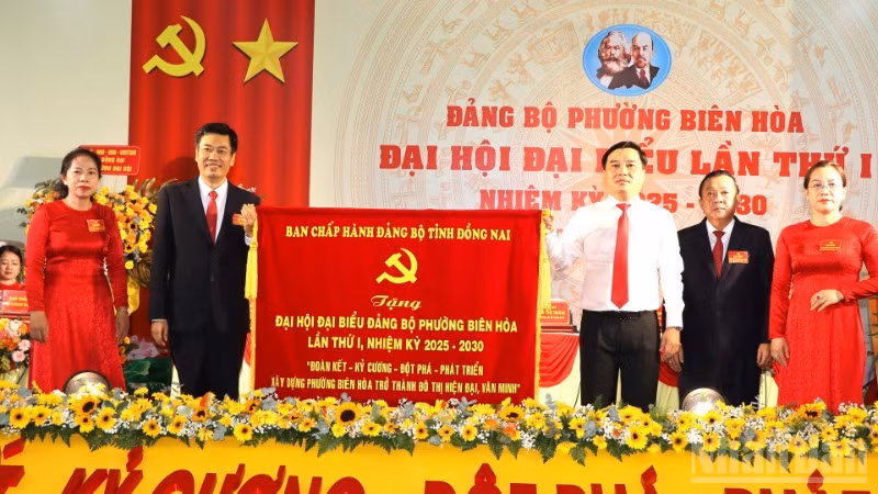 Đồng chí Hồ Văn Nam trao bức trướng của Ban Chấp hành Đảng bộ tỉnh Đồng Nai tặng đại hội.