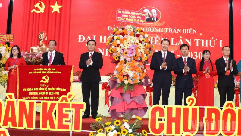 Bí thư Tỉnh ủy Đồng Nai Vũ Hồng Văn trao bức trướng của Ban Chấp hành Đảng bộ tỉnh tặng đại hội.