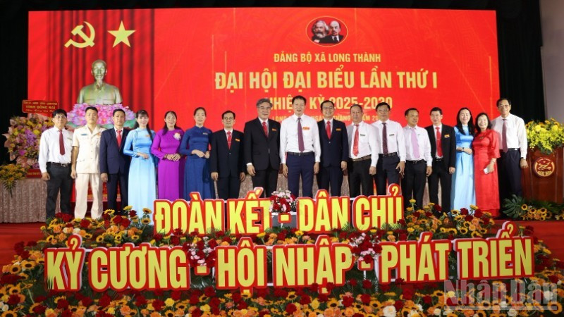 Lãnh đạo tỉnh Đồng Nai cùng các đồng chí trong Ban Chấp hành Đảng bộ xã và đại biểu chụp ảnh lưu niệm. ndo_br_5-resize-3143-7002-4556.jpg