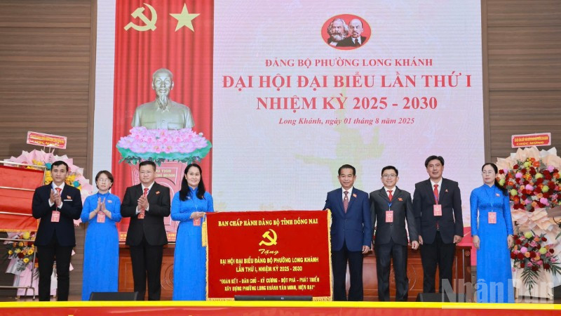 Phó Bí thư Tỉnh ủy Đồng Nai Thái Bảo trao bức trướng của Ban Chấp hành Đảng bộ tỉnh Đồng Nai tặng Đại hội.
