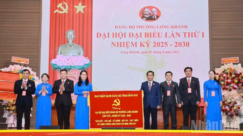 Phó Bí thư Tỉnh ủy Đồng Nai Thái Bảo trao bức trướng của Ban Chấp hành Đảng bộ tỉnh Đồng Nai tặng Đại hội.