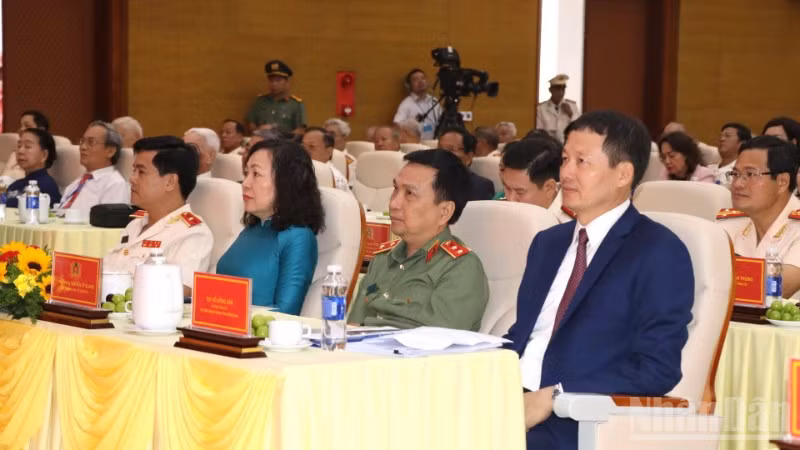 Lãnh đạo tỉnh Đồng Nai và các đại biểu tham dự lễ kỷ niệm.