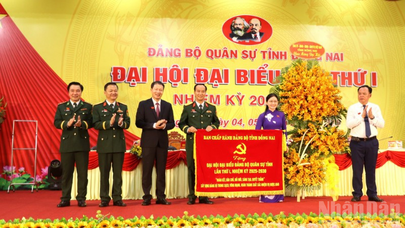 Thường trực Tỉnh ủy Đồng Nai trao bức trướng của Ban Chấp hành Đảng bộ tỉnh tặng đại hội.
