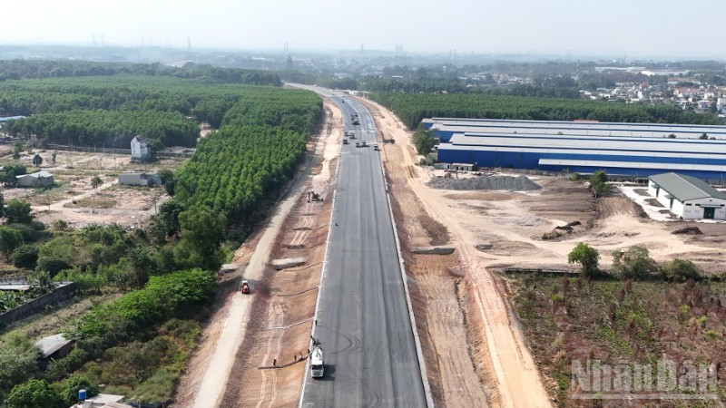 Thi công thảm nhựa dự án cao tốc Biên Hòa-Vũng Tàu, đoạn qua địa bàn tỉnh Đồng Nai.