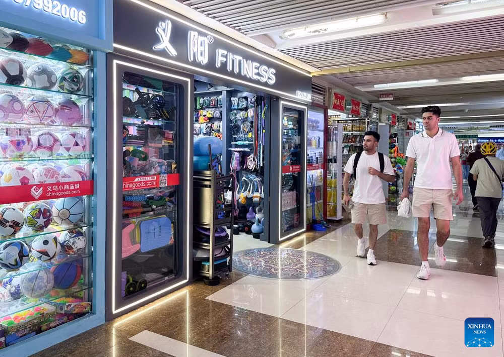 Các thương nhân nước ngoài tham quan Chợ Thương mại Quốc tế Nghi Ô ở Nghi Ô, tỉnh Chiết Giang, miền đông Trung Quốc. (Ảnh: Xinhua/Li He)