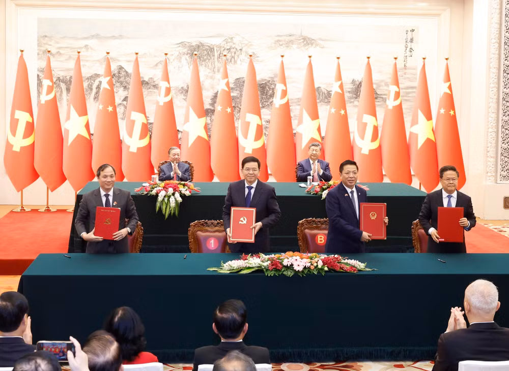 vna-potal-tong-bi-thu-chu-tich-nuoc-to-lam-va-tong-bi-thu-chu-tich-nuoc-tap-can-binh-chung-kien-le-ky-cac-van-kien-hop-tac-giua-hai-nuoc-8702432.jpg