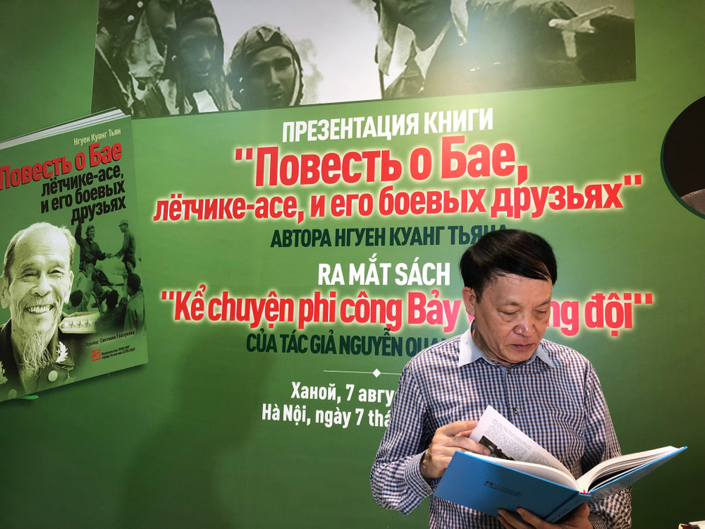 Bạn đọc tại lễ ra mắt sách "Kể chuyện phi công Bảy và đồng đội". img-4648-1.jpg