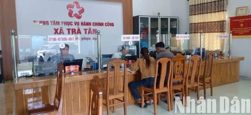 Người dân đến làm thủ tục tại Trung tâm phục vụ hành chính công xã Trà Tân. 65e47cd3b110384e6101-1-5870.jpg