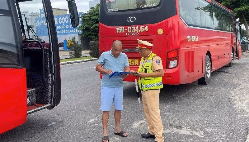 Đà Nẵng ra quân cao điểm kiểm tra phương tiện vận tải trên toàn thành phố. (Ảnh: Công an cung cấp)
