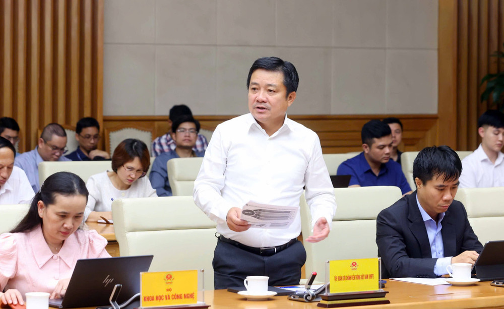 Đại diện VNPT giới thiệu hệ thống trợ lý ảo hỗ trợ dịch vụ công vnpt.jpg