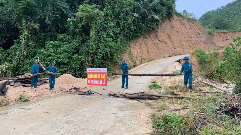 Xã biên giới La Dêê, thành phố Đà Nẵng phân công lực lượng trực bão, hướng dẫn người dân không đi lại tuyến đường có nguy cơ sạt lở cao.