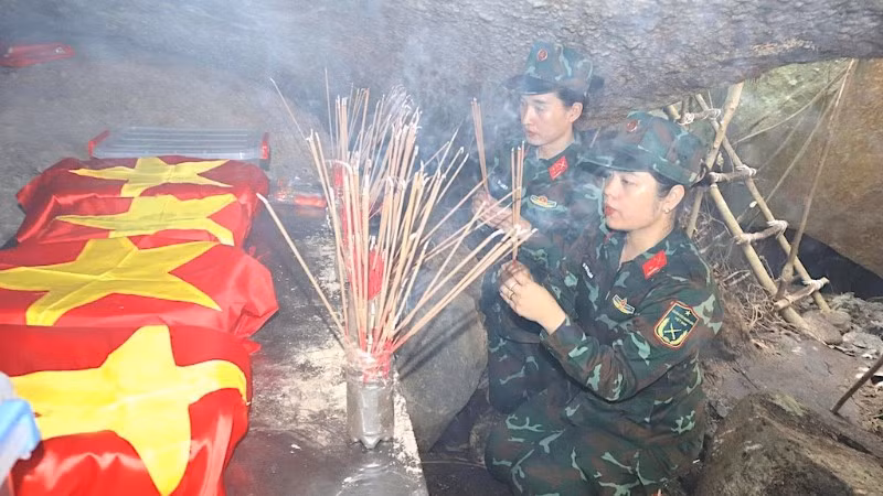 Cán bộ, hội viên phụ nữ Bộ Chỉ huy Quân sự thành phố Đà Nẵng dâng hương các liệt sĩ được tìm thấy tại hang Đá Sập.