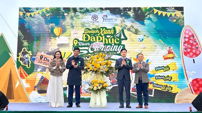 Thứ trưởng Văn hóa, Thể thao và Du lịch Hồ An Phong tặng hoa chúc mừng xã Đa Phúc ra mắt sản phẩm du lịch mới.