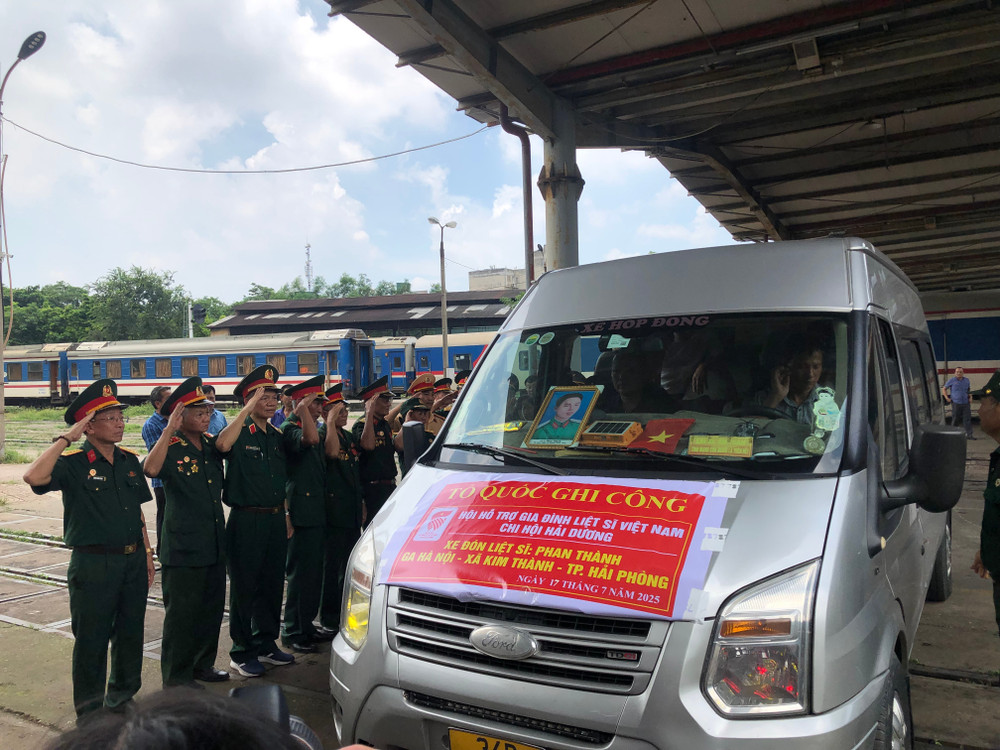 Trung tướng Hoàng Khánh Hưng và các cựu chiến binh tiễn biệt đồng đội khi xe rời Ga Hà Nội về quê nhà img-4442.jpg