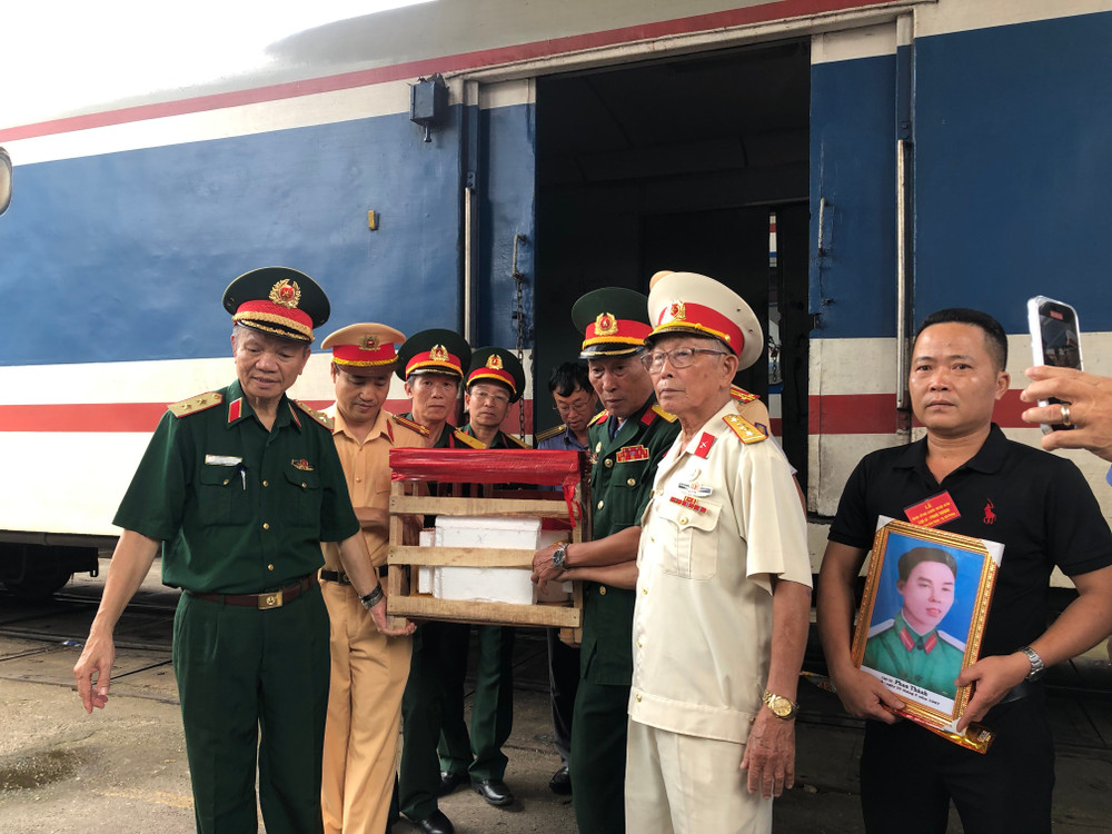 Đồng đội và người thân đón liệt sĩ Phan Thành khi tàu về đến Ga Hà Nội. img-4414.jpg