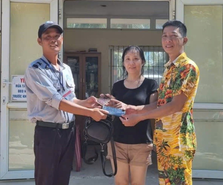 Hành động đẹp của các nhân viên thuộc Ban Quản lý bán đảo Sơn Trà và các bãi biển du lịch Đà Nẵng đã để lại ấn tượng tốt đẹp trong lòng du khách. (Ảnh: HT) 05d1501cce9447ca1e85.jpg
