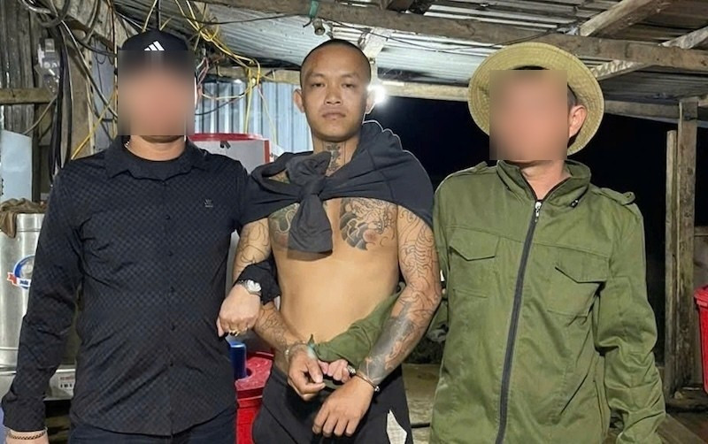 Đối tượng Lý Văn Sang bị bắt giữ khi đang lẩn trốn tại một công ty khai thác khoáng sản trên địa bàn xã Phước Thành, thành phố Đà Nẵng. (Ảnh: Công an cung cấp)