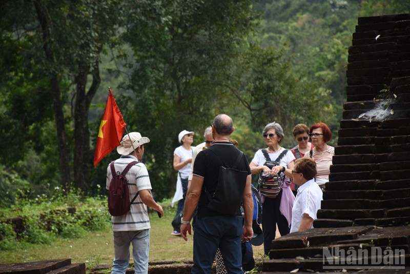 Du khách tham quan Khu đền tháp Mỹ Sơn, thành phố Đà Nẵng. (Ảnh: ANH ĐÀO) ndo_br_dsc-8015.jpg