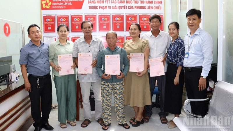 Ủy ban nhân dân phường Liên Chiểu, thành phố Đà Nẵng cấp 14 sổ hồng cho người dân sau 1 tháng vận hành chính quyền địa phương 2 cấp. (Ảnh: AD)