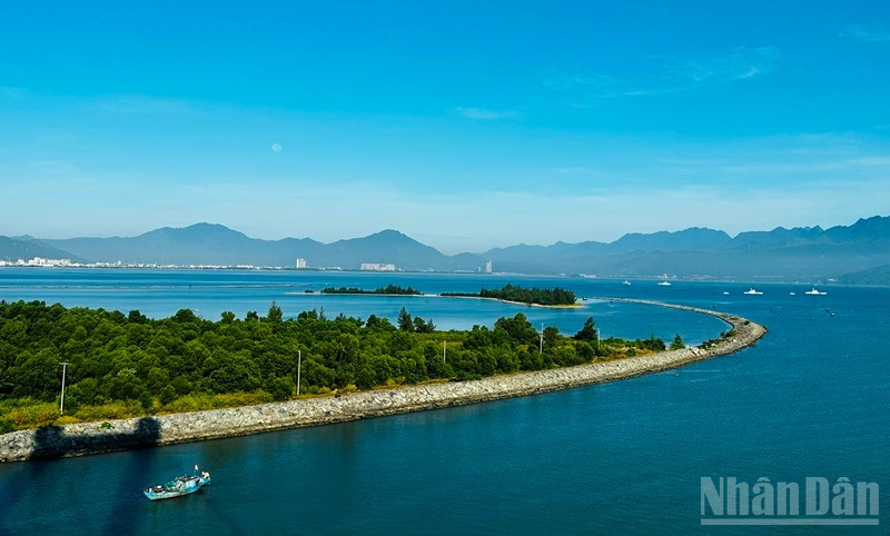 Ủy ban nhân dân thành phố Đà Nẵng đã thành lập tổ công tác nghiên cứu ý tưởng lấn biển. (Ảnh: ANH ĐÀO) ndo_br_d30c9a7353f0daae83e1.jpg