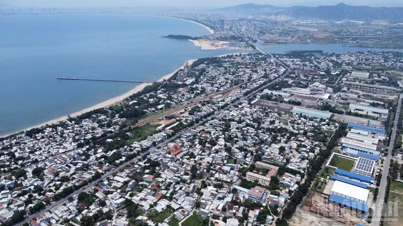 Một góc vịnh Đà Nẵng nhìn từ trên cao. (Ảnh: ANH ĐÀO)