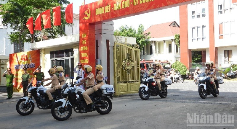 Công an thành phố Đà Nẵng đồng loạt ra quân toàn lực lượng trong đợt cao điểm tấn công, trấn áp các loại tội phạm, bảo đảm an ninh, an toàn các sự kiện chính trị đặc biệt quan trọng. (Ảnh: ANH ĐÀO) ndo_br_ra-quan.jpg