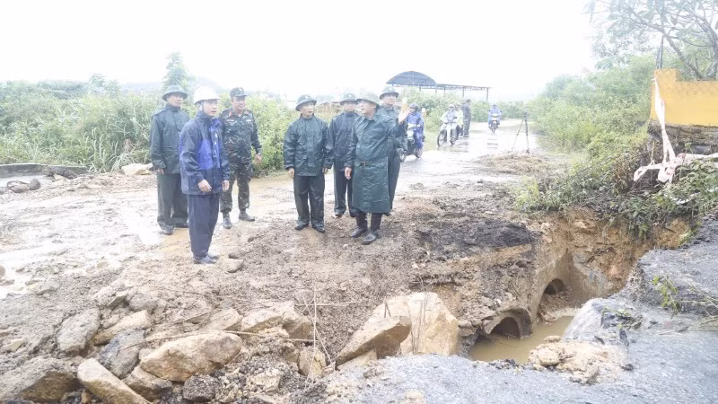 Đoàn công tác Quân khu 5 kiểm tra công tác ứng phó bão số 12 tại Đà Nẵng.