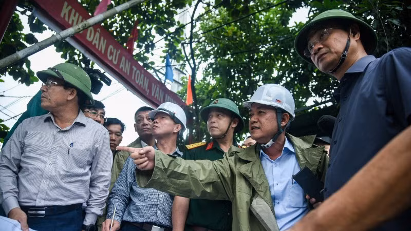 Bí thư Thành ủy Đà Nẵng Lê Ngọc Quang kiểm tra thực tế khu vực "rốn lũ" Mẹ Suốt chiều 22/10. 