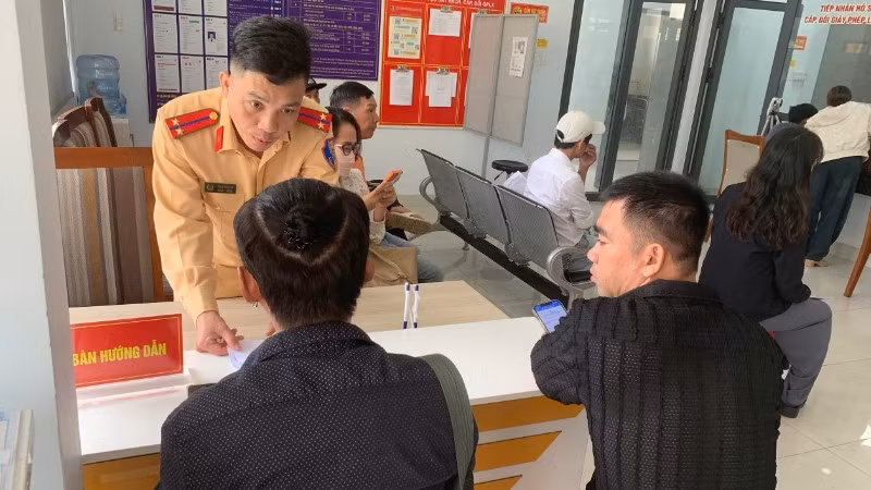 Người dân Đà Nẵng đến làm thủ tục đổi giấy phép lái xe. (Ảnh: Công an cung cấp)