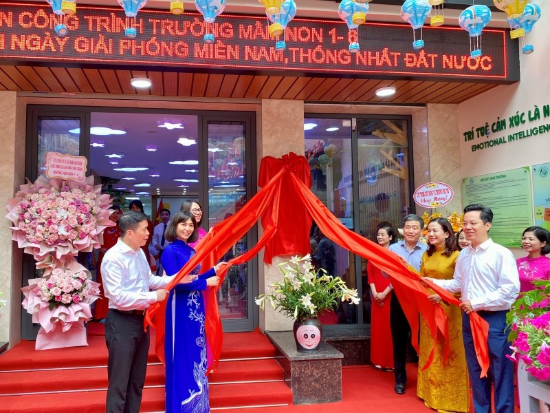 Quận Hoàn Kiếm gắn biển công trình Trường mầm non 1/6. (ẢNH: NGUYÊN TRANG) mam-non-5.jpg