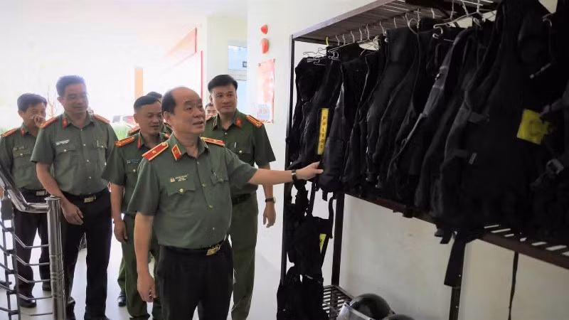 Thiếu tướng Nguyễn Hữu Hợp, Giám đốc Công an thành phố Đà Nẵng kiểm tra công tác sẵn sàng chiến đấu tại các đơn vị thuộc Công an thành phố.