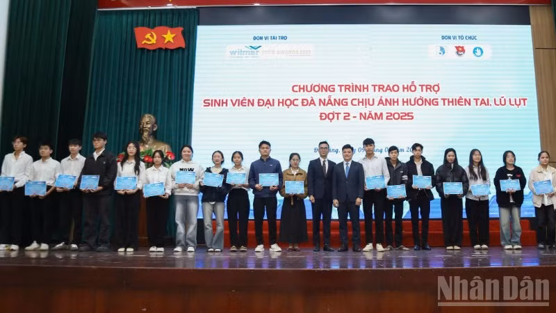 Hội sinh viên Đại học Đà Nẵng và các doanh nghiệp đồng hành, hỗ trợ sinh viên miền trung-Tây Nguyên vượt khó, học giỏi. (Ảnh: GIA HÂN)