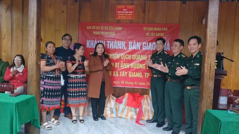 Bộ đội Biên phòng thành phố Đà Nẵng bàn giao nhà cho gia đình ông A Râl Nhim xã Tây Giang. (Ảnh: TRÚC HÀ)