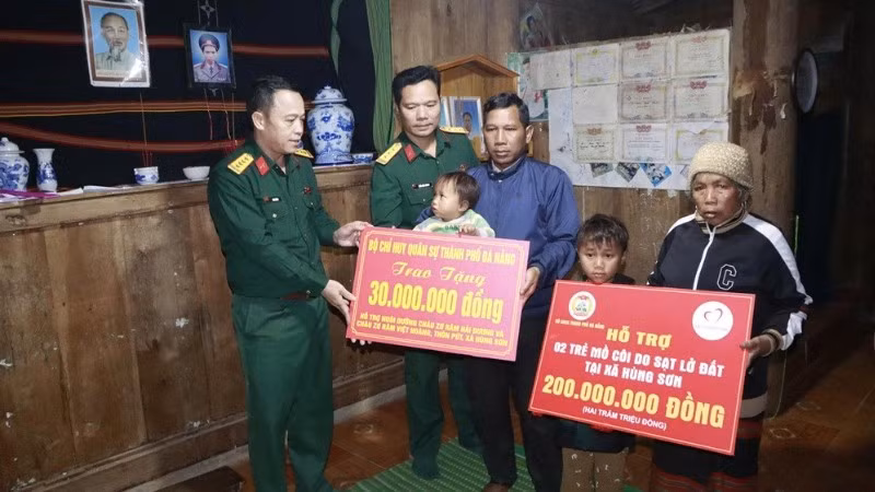 Bộ Chỉ huy quân sự thành phố Đà Nẵng trao 350 triệu đồng hỗ trợ gia đình nạn nhân vụ sạt lở núi ở xã Hùng Sơn.
