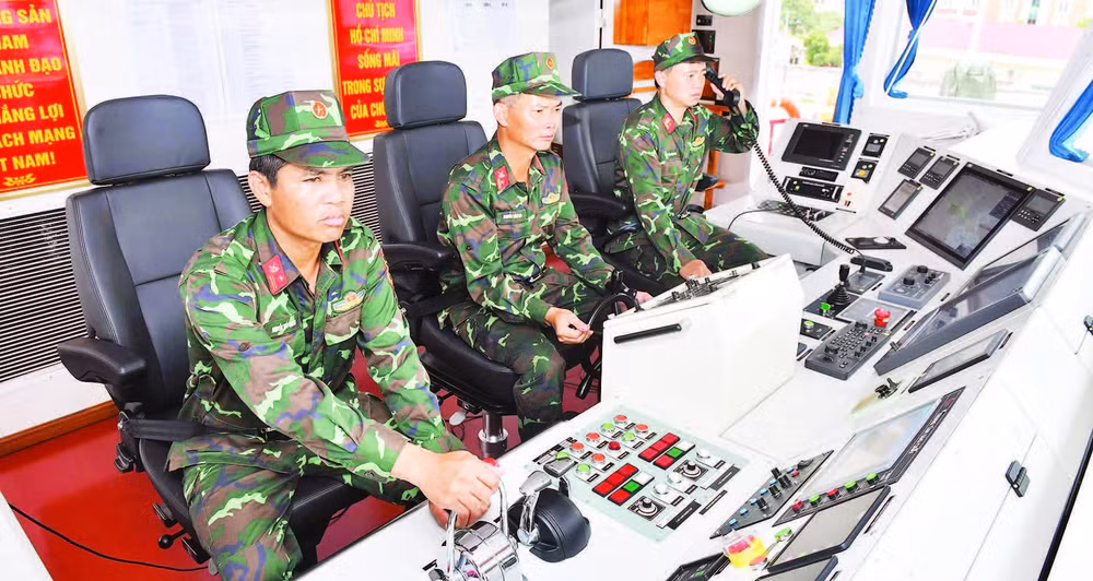 Chiến sĩ Tàu 51-11-86, Lữ đoàn 649 nghiên cứu làm chủ trang thiết bị hiện đại, bảo đảm vận hành phương tiện vận tải an toàn, hiệu quả. (Ảnh ĐĂNG KHOA)