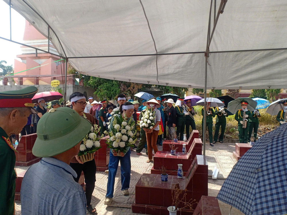 Lễ an táng liệt sĩ Phan Thành tại quê nhà. an-tang-hcls.jpg