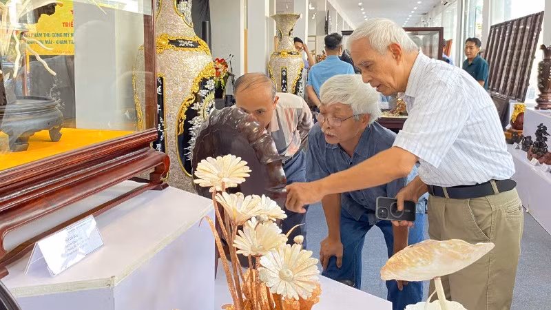 Sở Công thương Hà Nội trưng bày các sản phẩm thủ công mỹ nghệ đặc sắc.