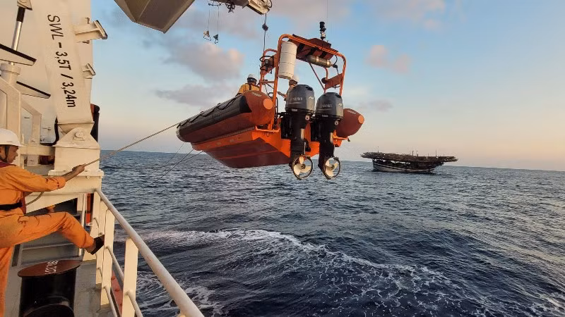 Tàu SAR 631 tiếp cận và đưa thuyền viên bị nạn lên tàu tiếp tục chăm sóc y tế để đưa về đất liền. (Ảnh: Trung tâm cung cấp)