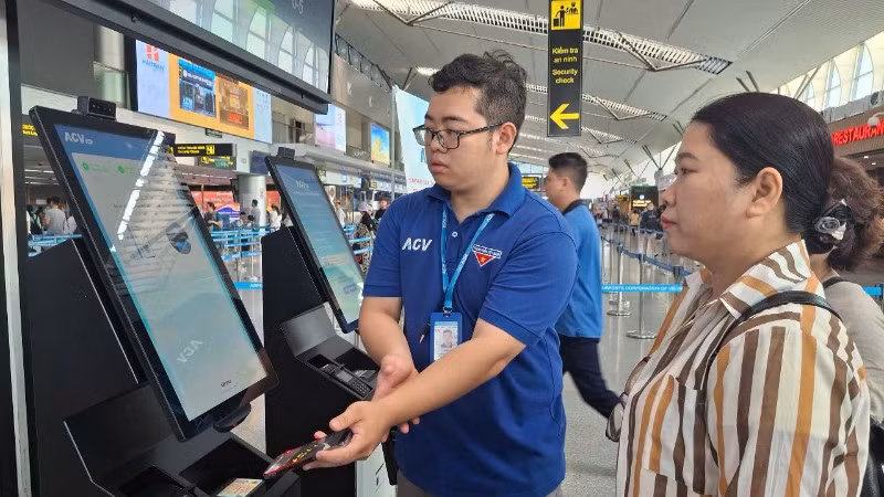 Người dân được hỗ trợ tại khu vực thực hiện sinh trắc học để lên tàu bay.