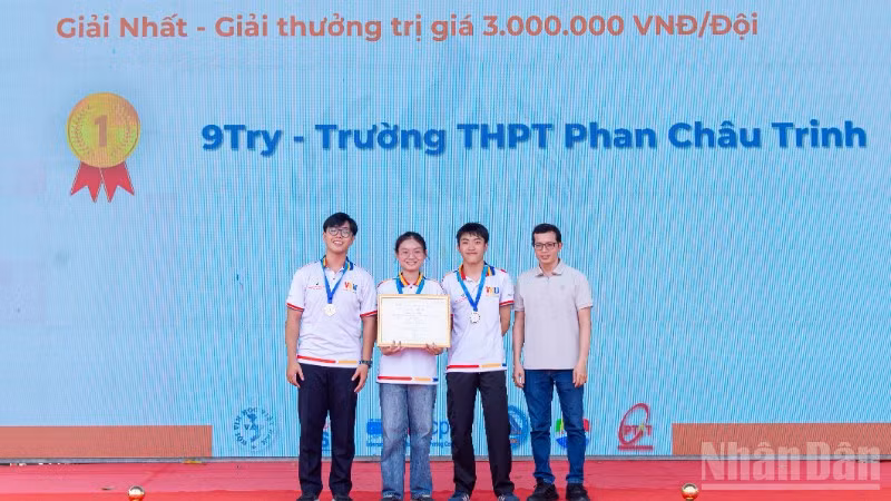 Đội 9 - Trường trung học phổ thông Phan Châu Trinh Đà Nẵng vừa xuất sắc giành giải Nhất tại Kỳ thi Olympic Tin học miền trung-Tây Nguyên lần thứ VII năm 2026. (Ảnh: ANH ĐÀO)