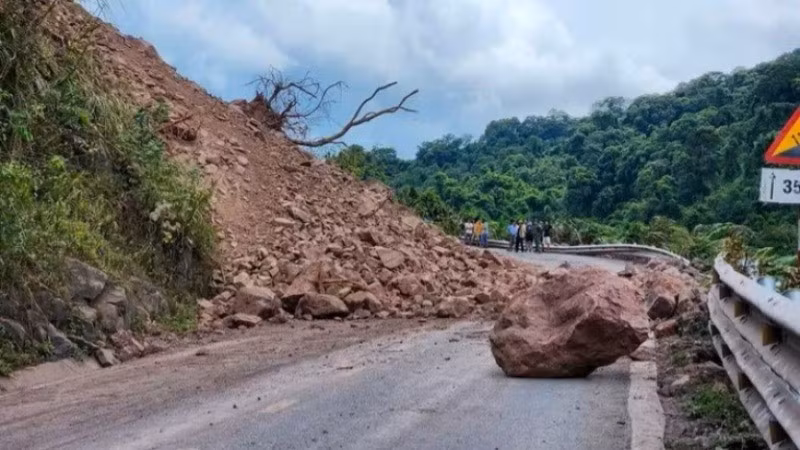Hiện trường vụ sạt lở đất trên Quốc lộ 15D.