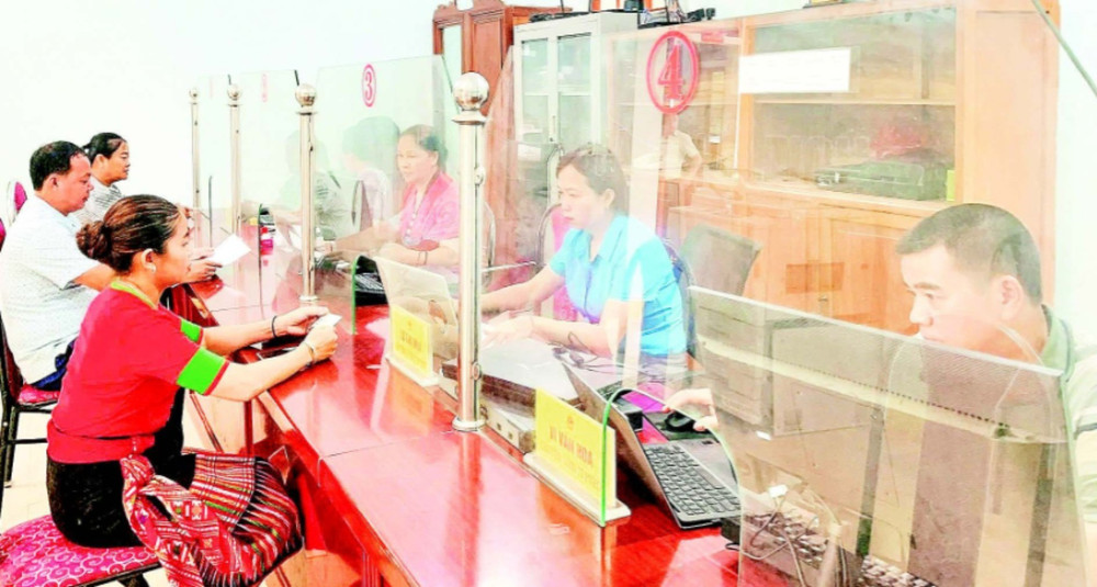 Cán bộ Trung tâm Phục vụ hành chính xã Yên Na, tỉnh Nghệ An nỗ lực vượt khó, phục vụ nhân dân ngày càng tốt hơn.